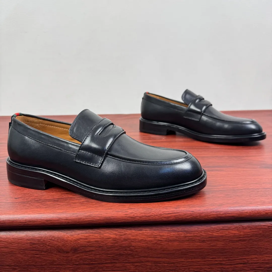 Batch 980 Gucci/Gucci new men's solid color leather loafers! These elegant loafers are crafted from soft glossy cowhide and are available in two styles. The upper is decorated with genuine leather buckles, adding low-key and unique logo pattern elements. Simple style design. Classic European and American last style. Standard style. Red and green webbing decoration on the heel embellishes brand style details. Select high-quality leather, look at the details for textured workmanship, dyed calfskin lining, uniform and delicate pores, soft and comfortable. Thickened leather outsole, composite rubber bottom sheet at the heel, excellent foot comfort, wear-resistant and non-slip, the first choice for light luxury, versatile for footwear, and comes with a full set of packaging! Size: 39-40-41-42-43-44 leather shoe size (38.45.46 can be customized) Item number: 812168 Leather black